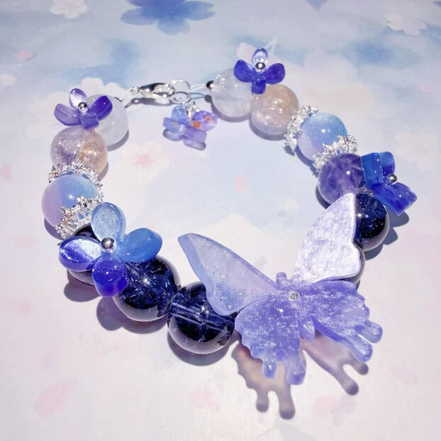 Fluttering into Dawn 幻蝶与星辰