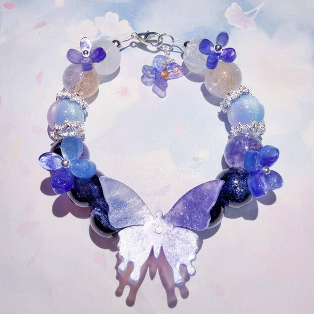 Fluttering into Dawn 幻蝶与星辰